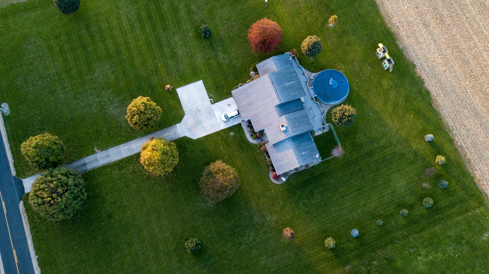 A bird 's eye view of a house with trees in the background.